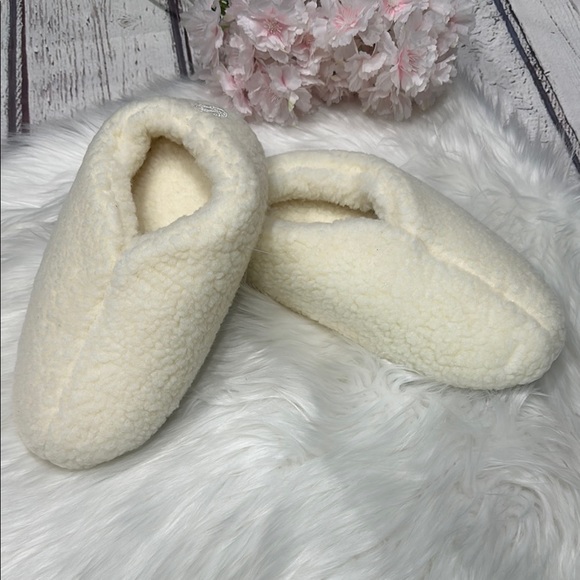 Cream Plush Slip-On Slippers for Indoor Comfort - Picture 3 of 5